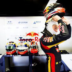 Daniil Kvyat se desprende del casco en el box de Toro Rosso