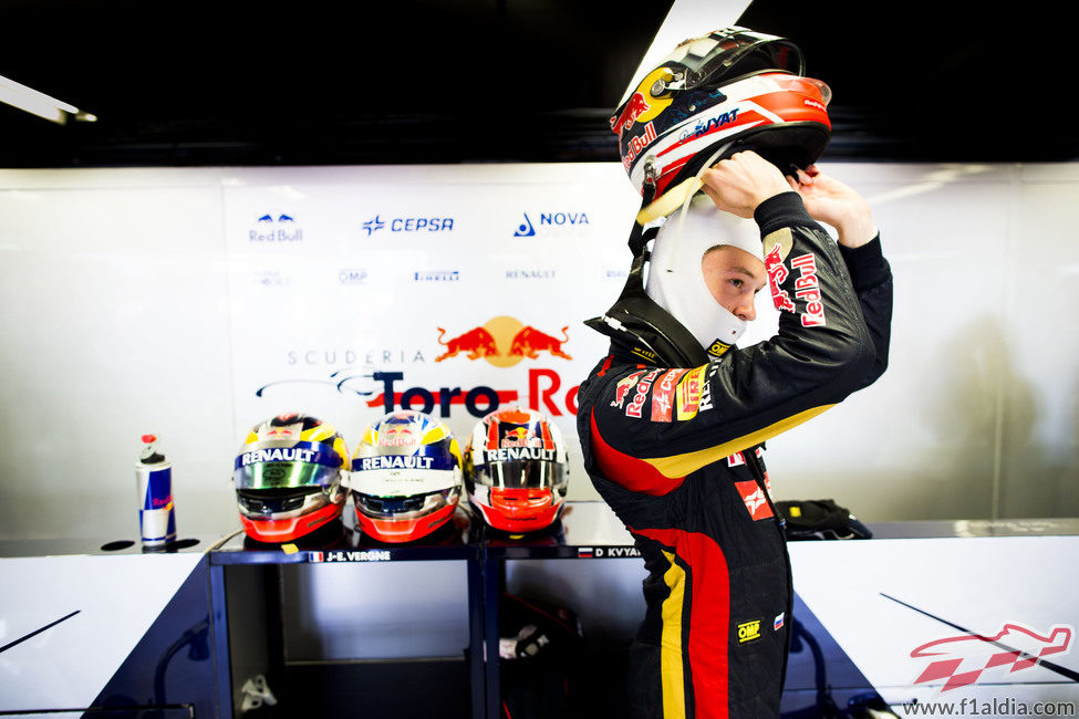 Daniil Kvyat se desprende del casco en el box de Toro Rosso