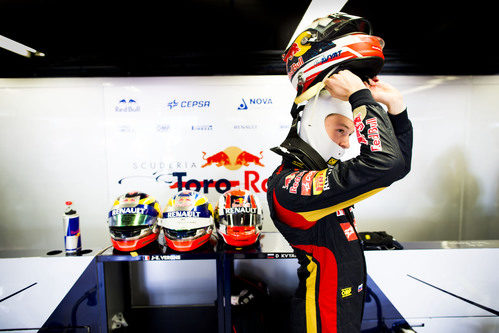 Daniil Kvyat se desprende del casco en el box de Toro Rosso