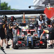 Pastor Maldonado regresa a boxes tras un fallo en el DRS