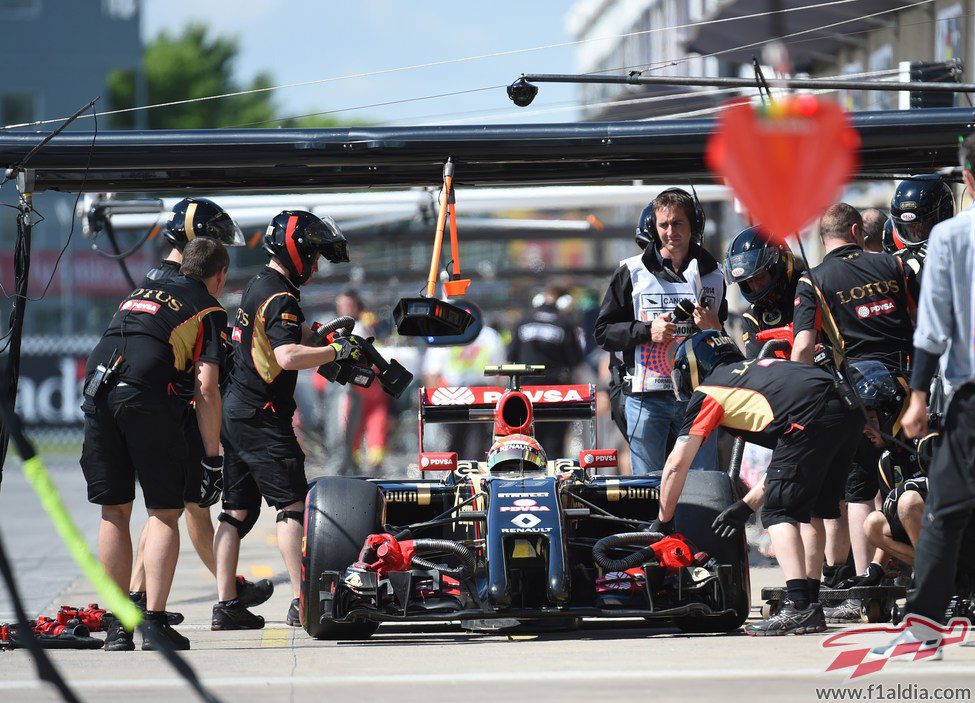 Pastor Maldonado regresa a boxes tras un fallo en el DRS