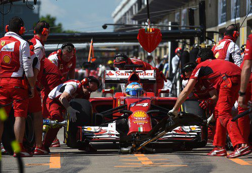 Fernando Alonso cambia neumáticos