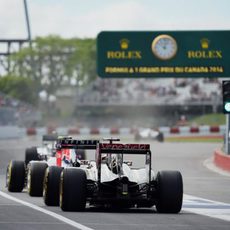 Los coches se agrupan para comenzar la sesión