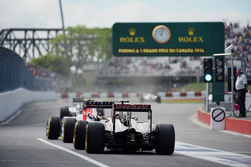 Los coches se agrupan para comenzar la sesión