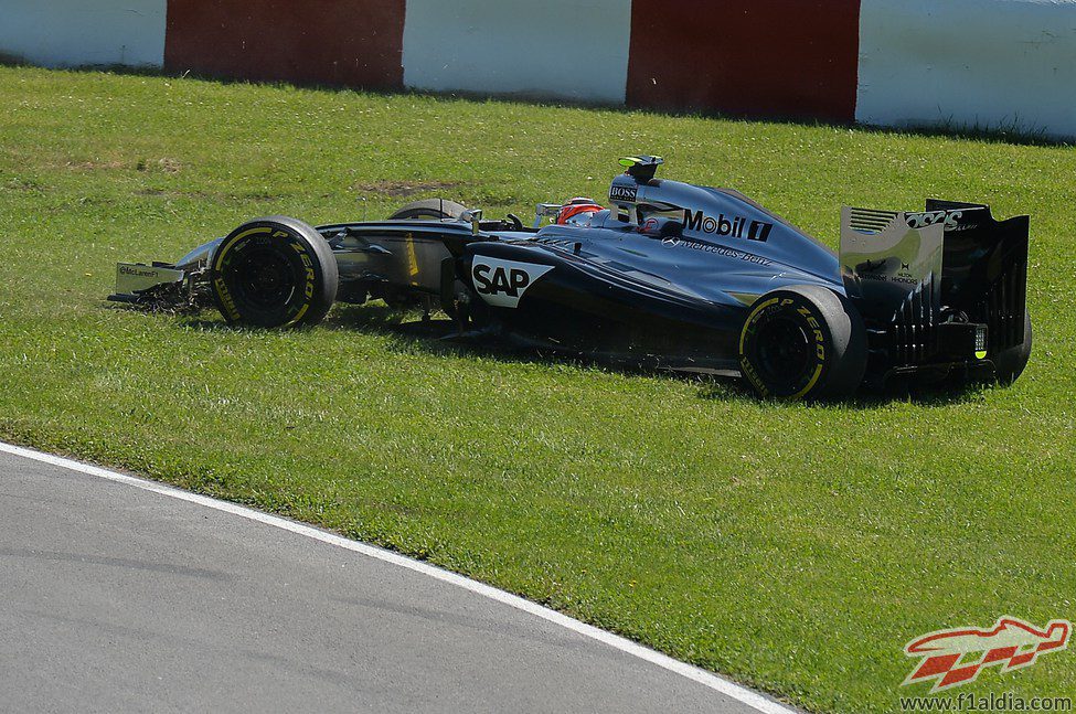 Kevin Magnussen se salió en la curva 2