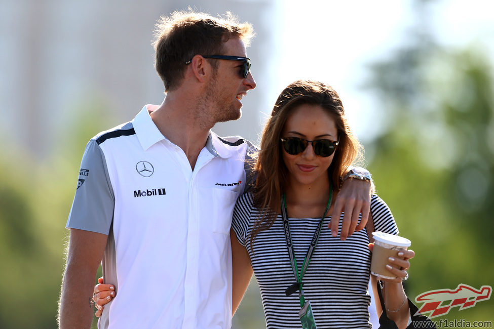 Jenson Button y Jessica Michibata llegan al circuito