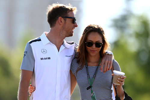 Jenson Button y Jessica Michibata llegan al circuito