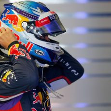 Sebastian Vettel se ajusta el casco antes de subir al RB10