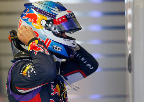 Sebastian Vettel se ajusta el casco antes de subir al RB10