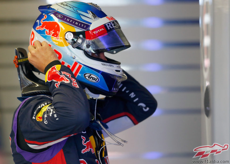 Sebastian Vettel se ajusta el casco antes de subir al RB10
