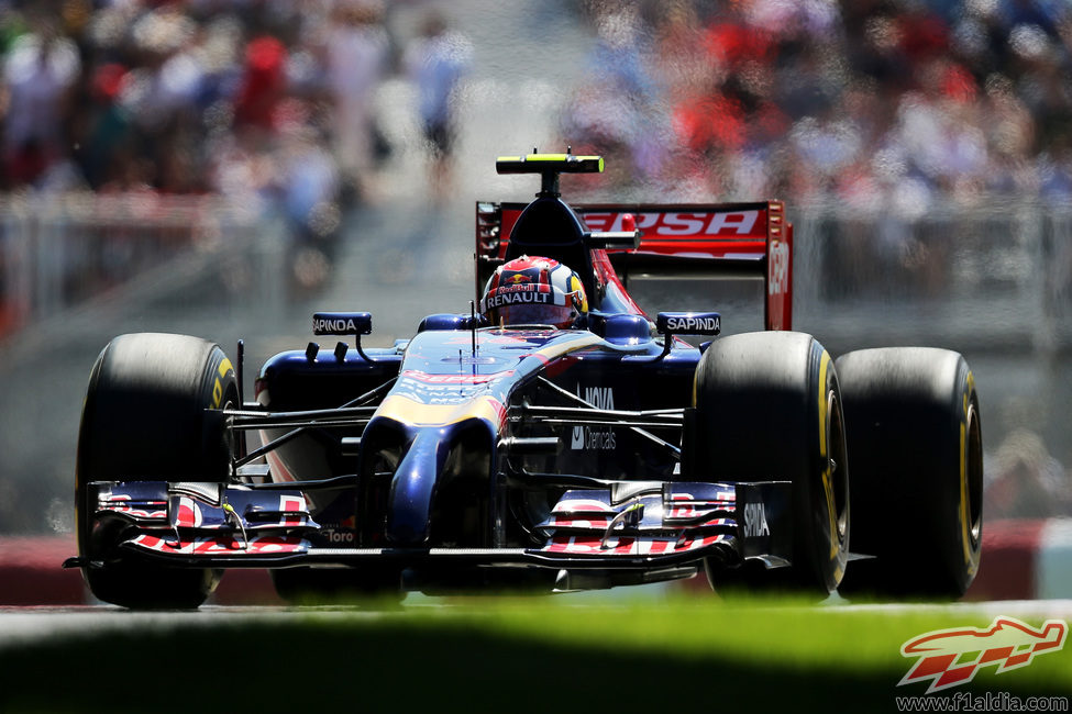 Daniil Kvyat rueda en el circuito de Montreal