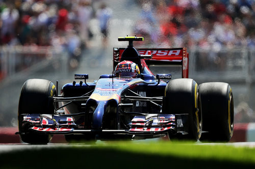 Daniil Kvyat rueda en el circuito de Montreal