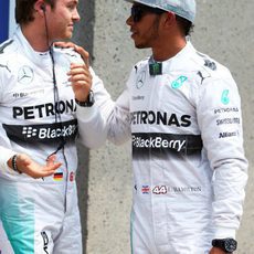 Lewis Hamilton y Nico Rosberg charlan tras la clasificación