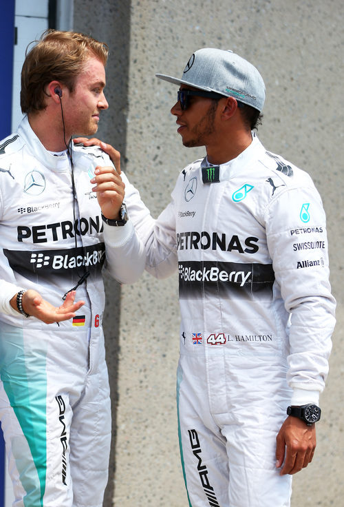 Lewis Hamilton y Nico Rosberg charlan tras la clasificación