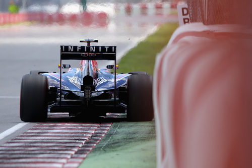Daniel Ricciardo pasa cerquita de las protecciones