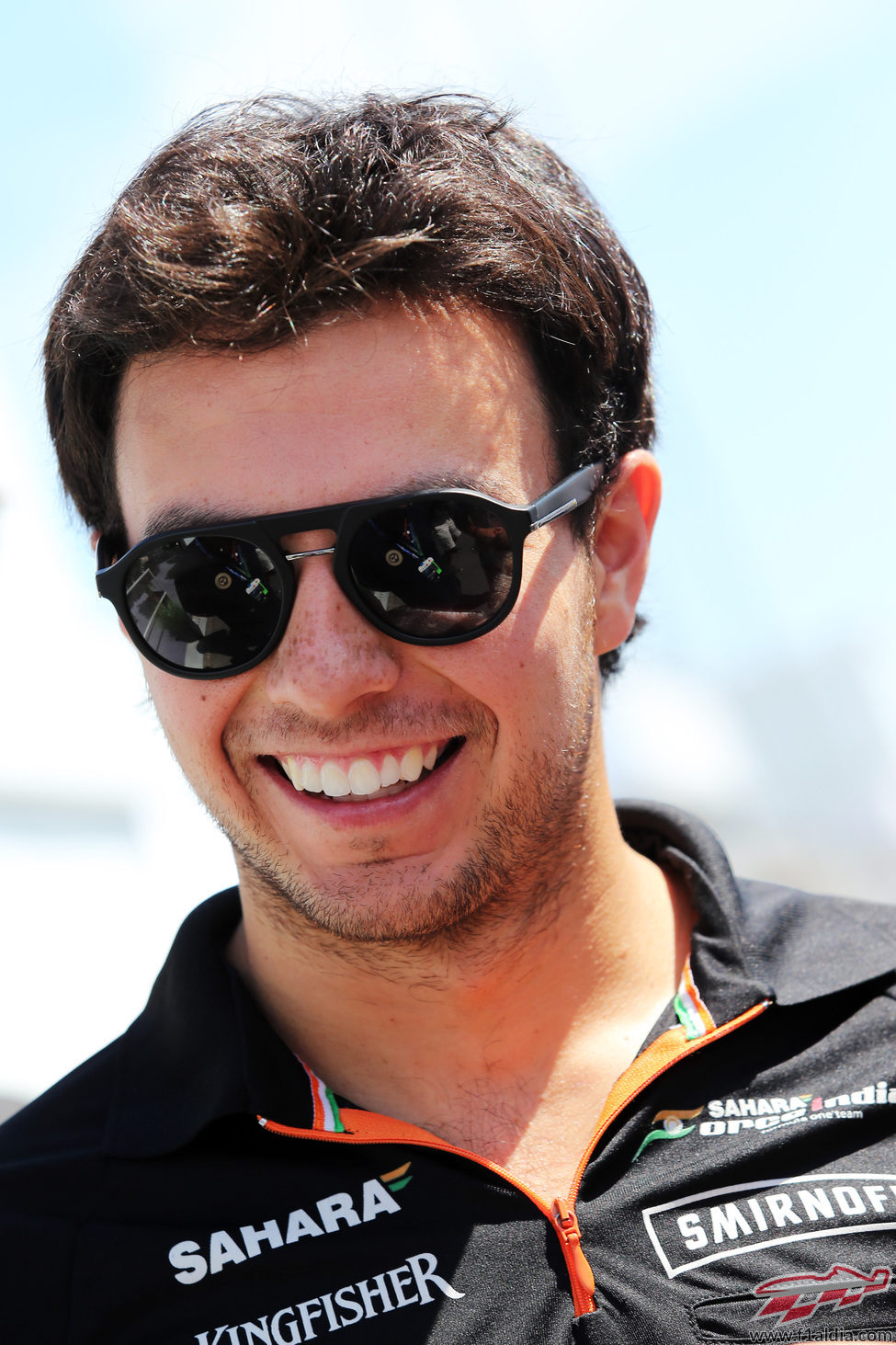 Sergio Pérez se muestra sonriente a en el 'paddock' de Montreal