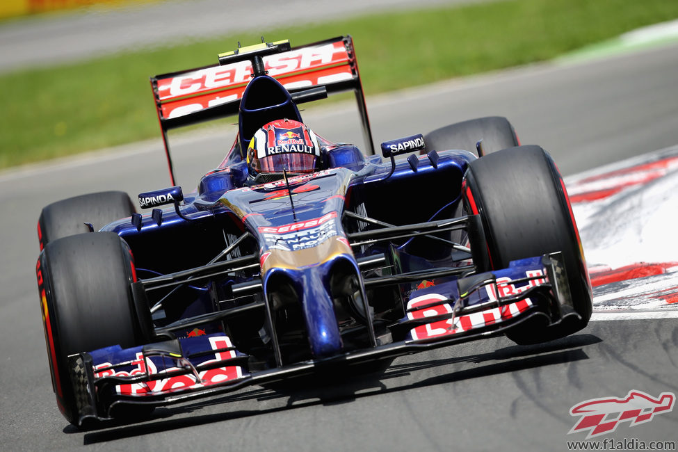 Daniil Kvyat rueda con el superblado en el Gilles Villeneuve