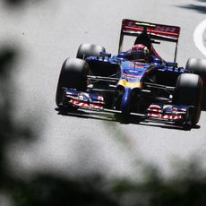 Daniil Kvyat explora los límites de su monoplaza