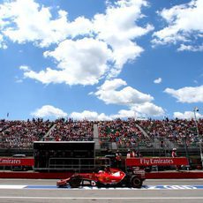 Kimi Räikkönen pasa por el pit lane en Montreal