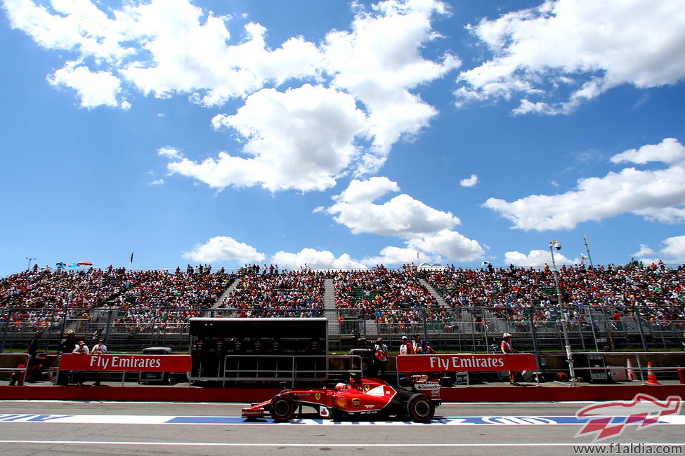 Kimi Räikkönen pasa por el pit lane en Montreal