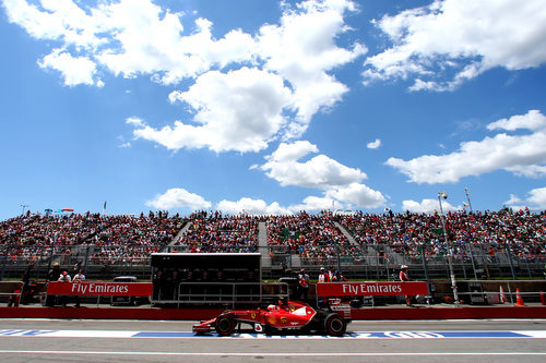 Kimi Räikkönen pasa por el pit lane en Montreal