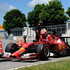 Kimi Räikkönen aparca el coche fuera de pista