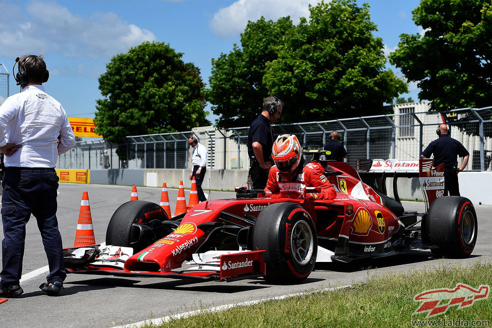 Kimi Räikkönen aparca el coche fuera de pista