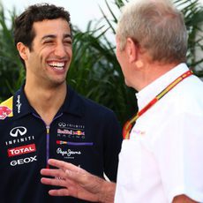 Daniel Ricciardo charla con Helmut Marko