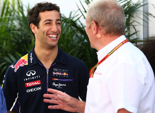 Daniel Ricciardo charla con Helmut Marko