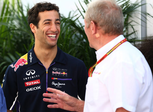 Daniel Ricciardo charla con Helmut Marko