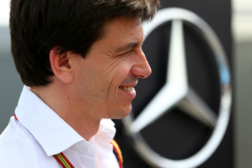 Toto Wolff sonríe antes de la carrera