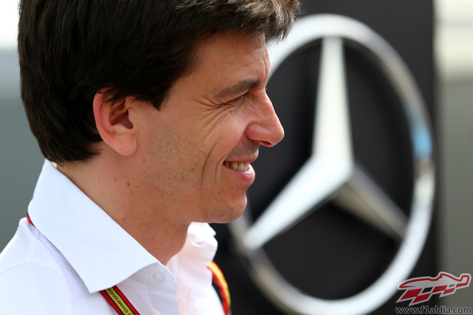 Toto Wolff sonríe antes de la carrera