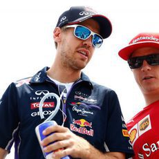 Sebastian Vettel y Kimi Räikkönen se dirigen al drivers parade