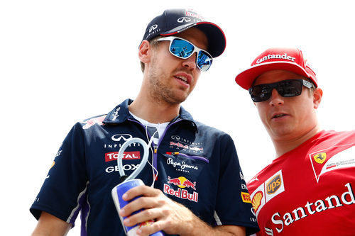 Sebastian Vettel y Kimi Räikkönen se dirigen al drivers parade