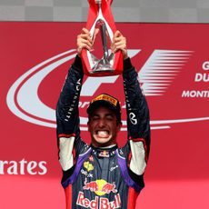 Daniel Ricciardo levanta su trofeo de ganador