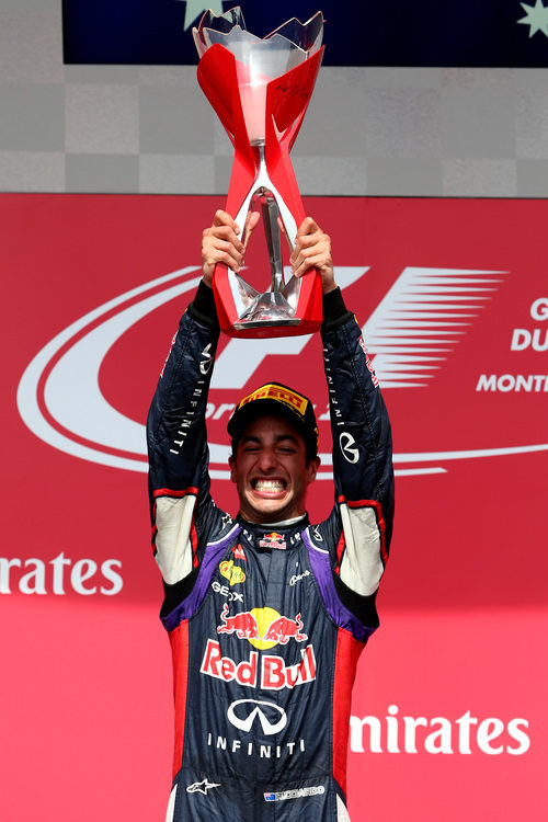 Daniel Ricciardo levanta su trofeo de ganador