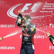 Rosberg y Vettel rocían de champán a Ricciardo