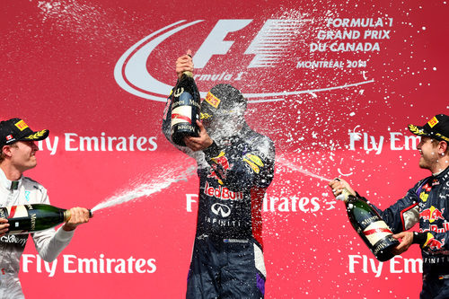 Rosberg y Vettel rocían de champán a Ricciardo
