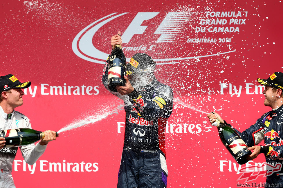 Rosberg y Vettel rocían de champán a Ricciardo