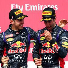 Sebastian Vettel felicita a Daniel Ricciardo