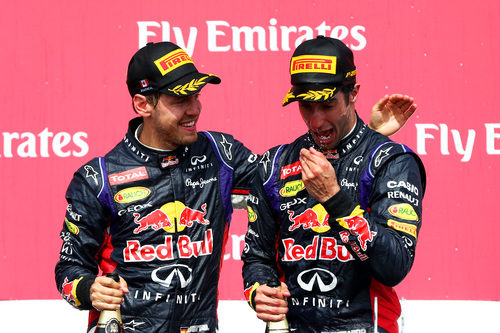 Sebastian Vettel felicita a Daniel Ricciardo