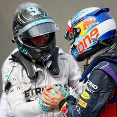 Nico Rosberg felicita a Daniel Ricciardo