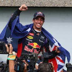 Daniel Ricciardo sostiene la bandera de Australia