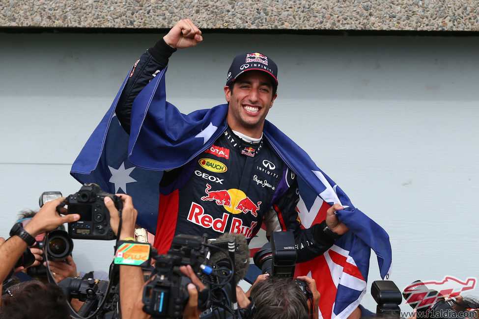 Daniel Ricciardo sostiene la bandera de Australia