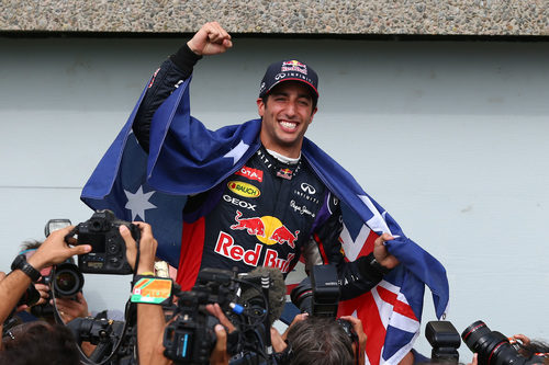 Daniel Ricciardo sostiene la bandera de Australia