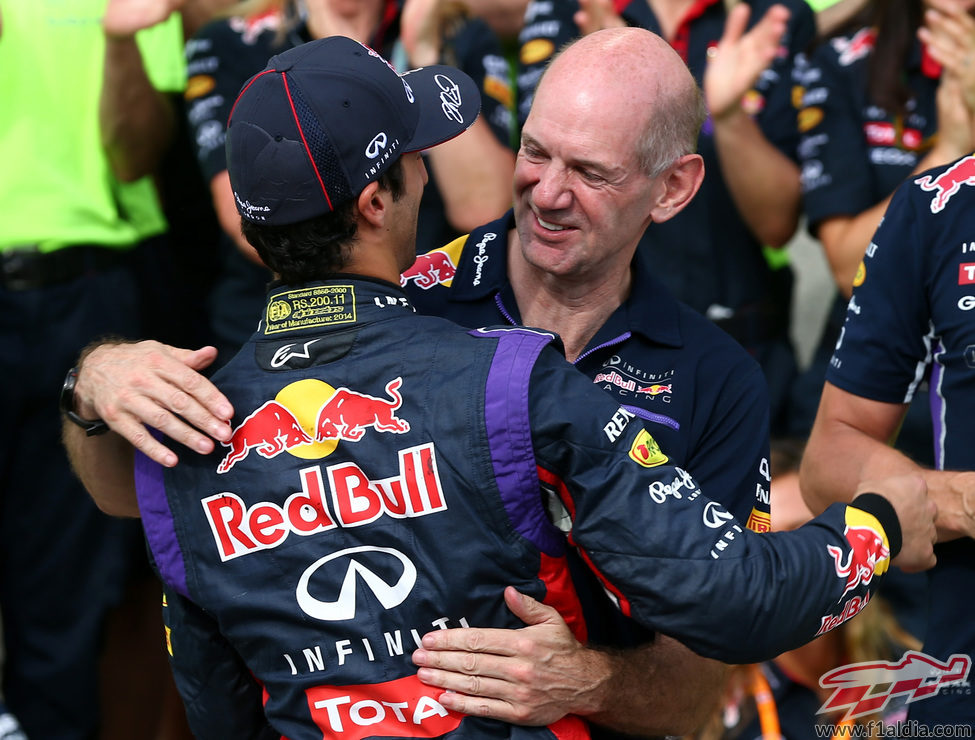Adrian Newey y Daniel Ricciardo se abrazan