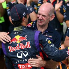 Adrian Newey y Daniel Ricciardo se abrazan