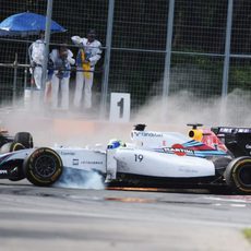 Felipe Massa cruza la pista totalmente descontrolado