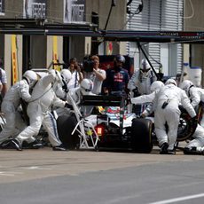 Felipe Massa para en boxes para cambiar neumáticos