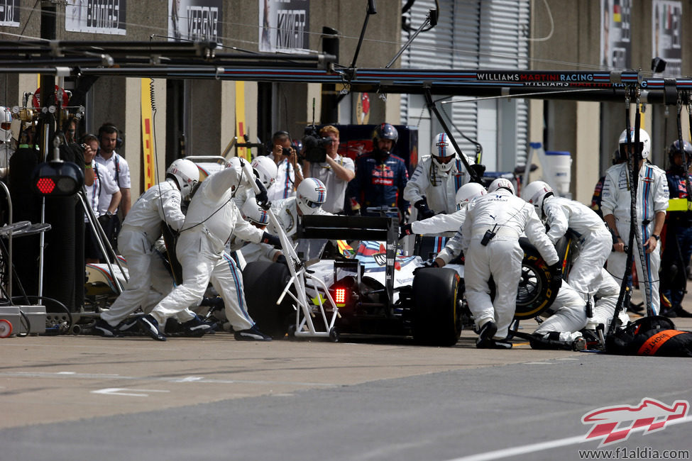 Felipe Massa para en boxes para cambiar neumáticos